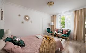 Sublime Studio Hoża 58 in upscale central neighbourhood, discover Warsaw on foot